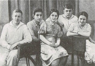 Друзья юности: А. Солженицын, К. Симонян, Н. Решетовская, Н. Виткевич, Л. Ежерец. Май 1941 г.